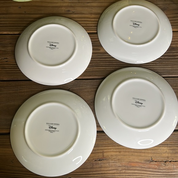 Disney Mickey Mouse and Minnie Mouse Holiday Plates, Set of 4 🎄 - Picture 12 of 13